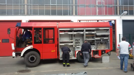 Noch ist das Fahrzeug leer. Stauräume werden geschaffen