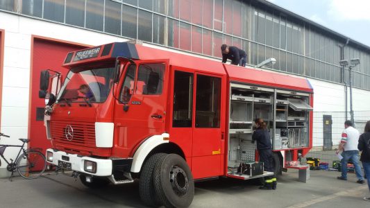 Auch das Dach wird für Leitern und anderes Material vorbereitet