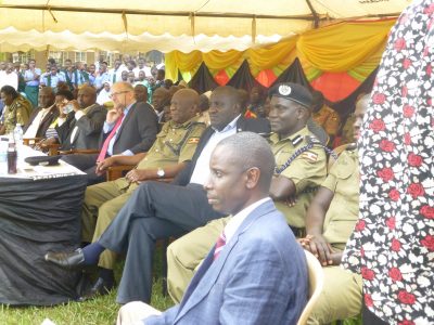 Auf dem Festplatz haben sich viele Interessierte Menschen und Ehrengäste eingefunden