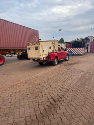 Endlich freigegeben: Abfahrt der Kisten von Kampala nach Kayunga