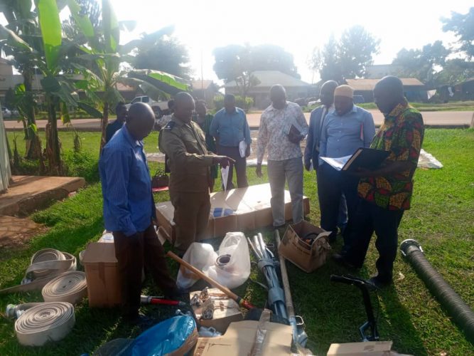 Endlich da: Auspacken der Kisten in Kayunga