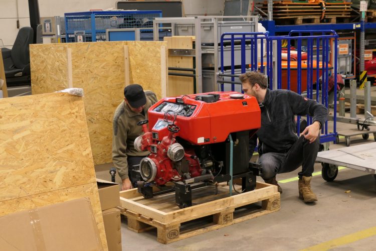 Befestigen der Tragkraftspritze auf dem Kistenboden