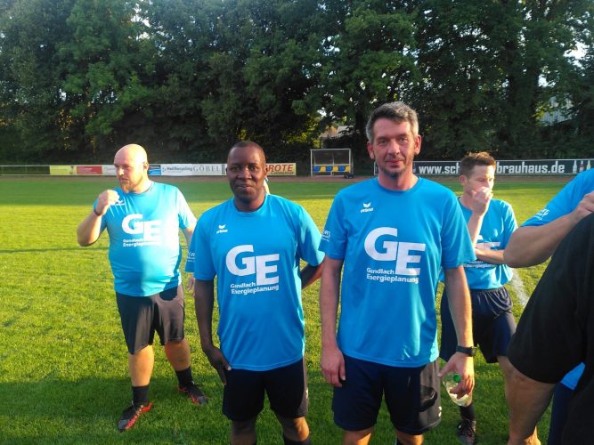 Tonni verstärkt die Fußballmannschaft