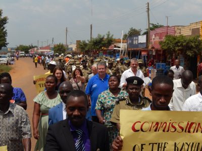 Festumzug mit Polizeikapelle zur festlichen Übergabe des Feuerwehrfahrzeugs