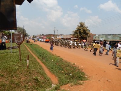 Festumzug mit Polizeikapelle zur festlichen Übergabe des Feuerwehrfahrzeugs