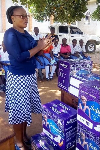 Rhamula Nabatte bei der Vorstellung der Spende in der Bishop Brown Primary School