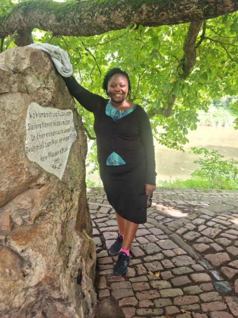 Faridah am Weserstein in Hann Münden