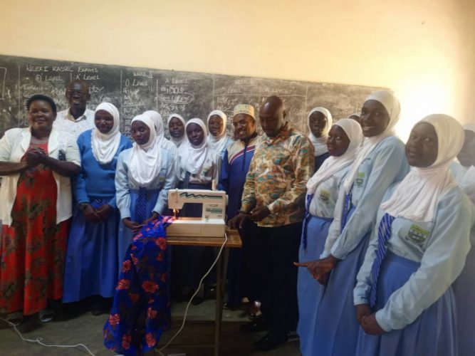 Freude bei Schülerinnen und Lehrkräften über die Nähmaschine