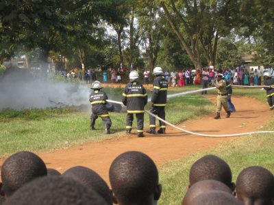 Die Feuerwehr Kayunga zeigt, was sie mit dem Fahrzeug und den Geräten machen kann