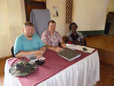 Trainingsleiter Hans-Heinz Staude, Projektleiter Dirk Junker und Town-Clerk Margaret Nansubuga