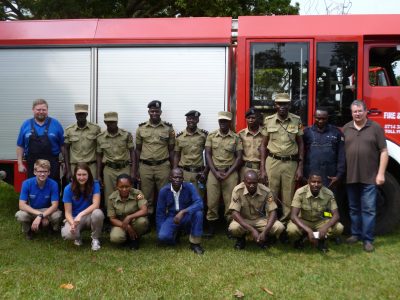 Die Feuerwehrleute aus Kayunga und wir
