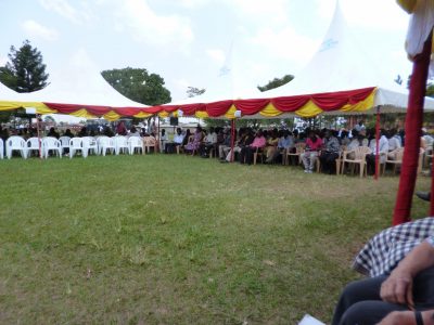 Auf dem Festplatz haben sich viele Interessierte Menschen und Ehrengäste eingefunden