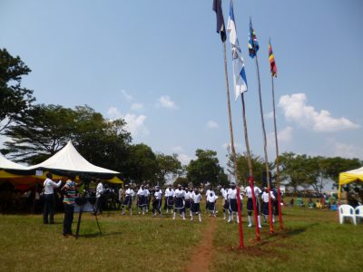 Schulgruppen singen Lieder und führen Tänze vor