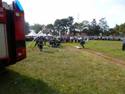Die Feuerwehr Kayunga zeigt, was sie mit dem Fahrzeug und den Geräten machen kann