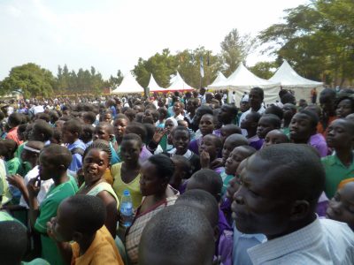 Etwa 800 Menschen sind gekommen um der Gründung der Feuerwehr beizuwohnen