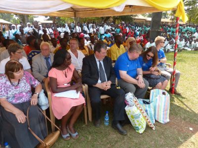 Geduldig lassen wir die Zermonie über uns ergehen. Wie erkennen, wie wichtig die Feuerwehr für Kayunga ist!