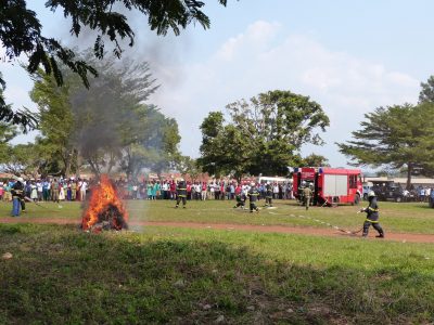 Die Feuerwehr Kayunga zeigt, was sie mit dem Fahrzeug und den Geräten machen kann