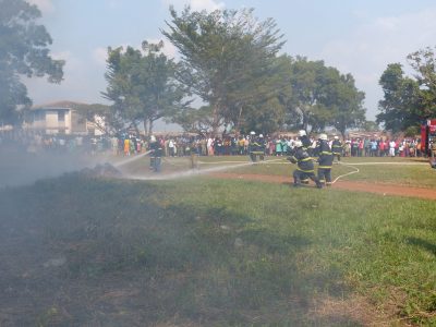 Die Feuerwehr Kayunga zeigt, was sie mit dem Fahrzeug und den Geräten machen kann