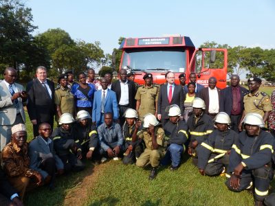 Offizielle Schlüsselübergabe. Die Feuerwehr Kayunga ist gegründet.