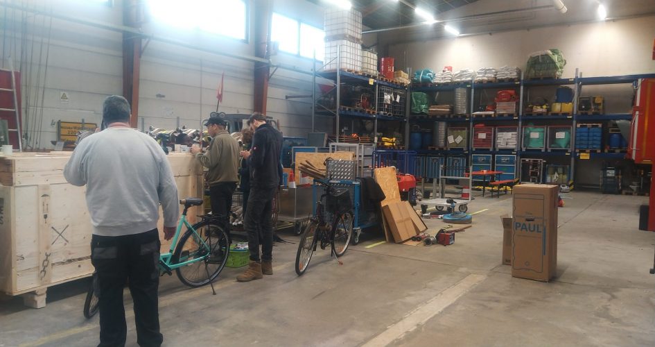 Packen der Kisten in der Feuerwehrhalle Witzenhausen