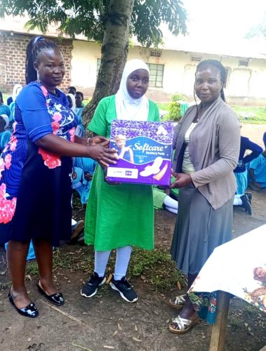 Unsere Vereinsvorsitzende (rechts) mit Lehererin und Schülerin der Namagabi-Umea-Schule