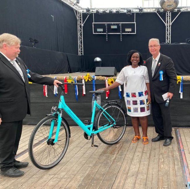 Rhoda gewinnt ein Fahrrad bei der Tombola auf dem Erntefest