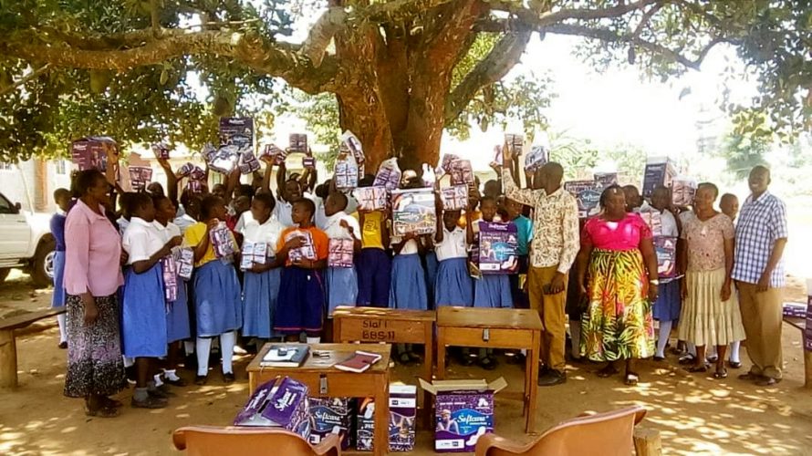 Ein kleiner Teil der Schülerinnen der Bishop Brown Primary School bei der Übergabe von Hygieneartikeln