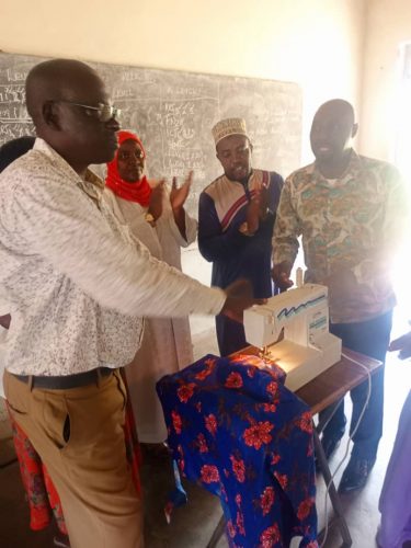 Übergabe der Nähmaschine an die Namagabi Secondary School